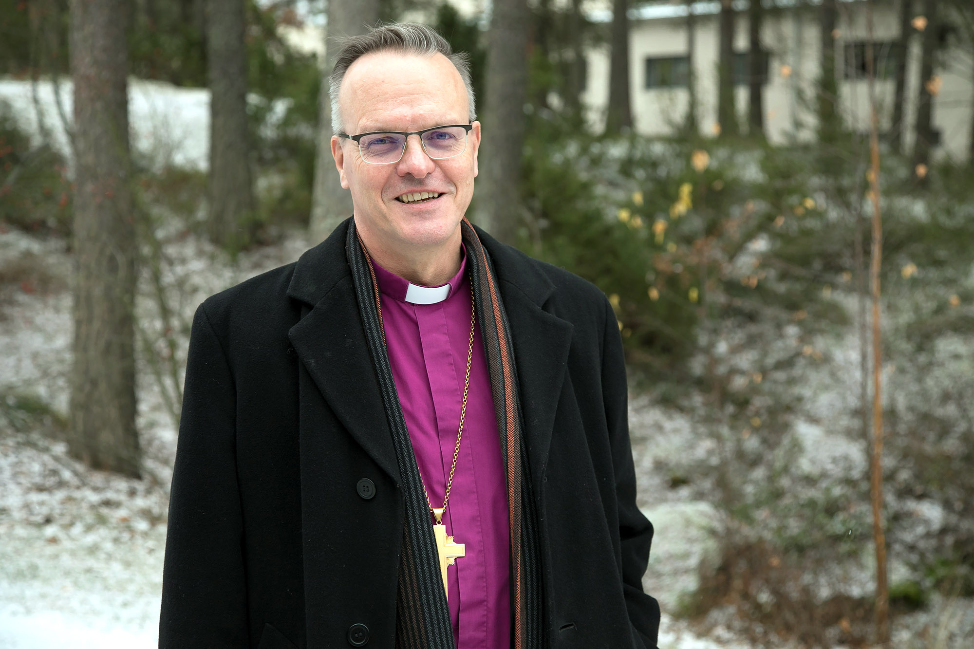 Arkkipiispa Tapio Luoma vähälumisessa maisemassa.