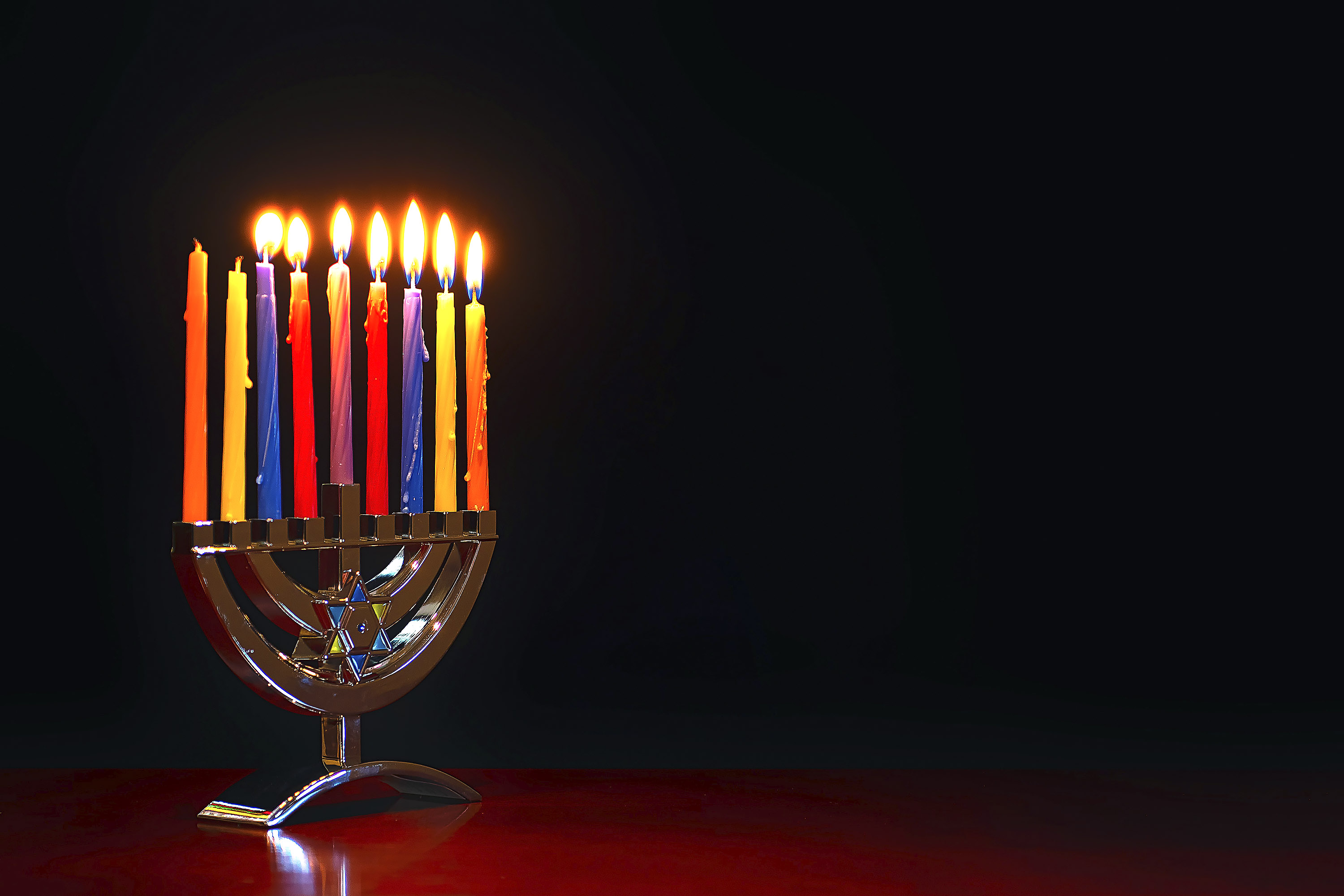 Hanukka-kynttelikkö.